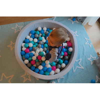 Piscina rotonda grigia per bambini con 200 palline colorate